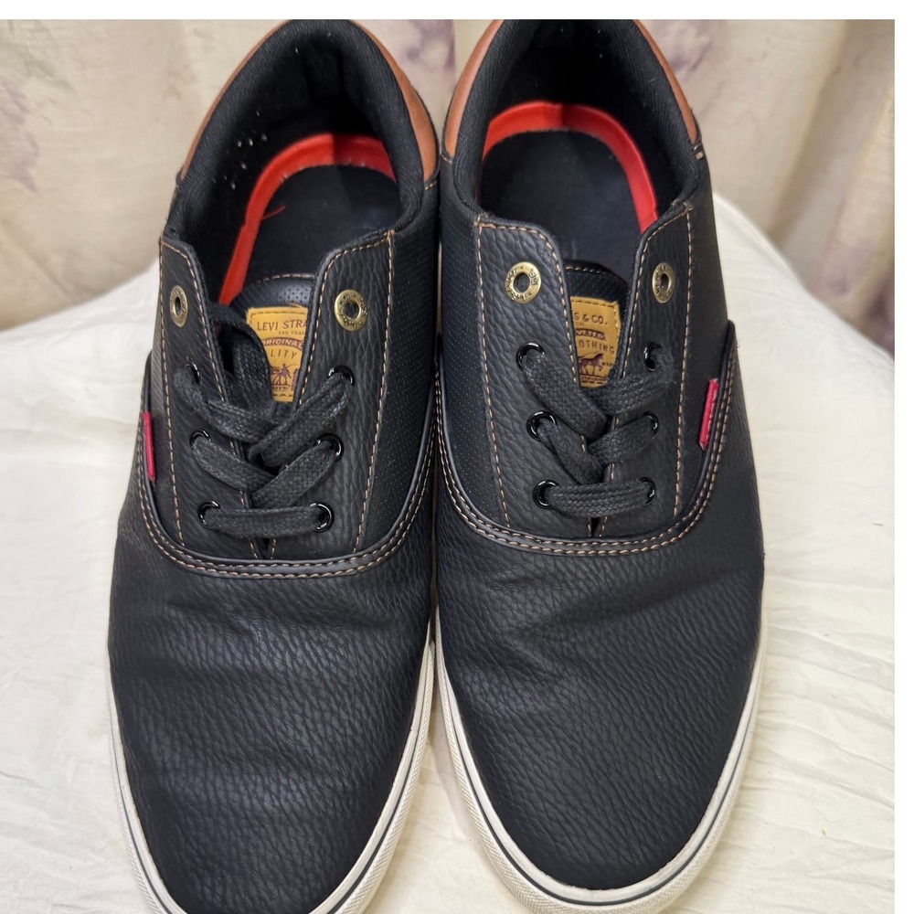 NewWT Levi's Ethan Perforated Sneakers Size 9 Men's Lace Up Low Top Casual Shoes